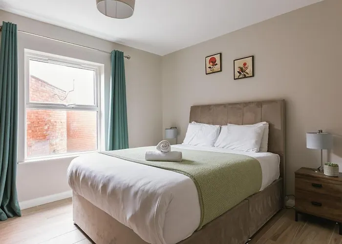 Luxurious 2 Bedroom City Centre Apartment Walking Distance To Everything Sleeps 6