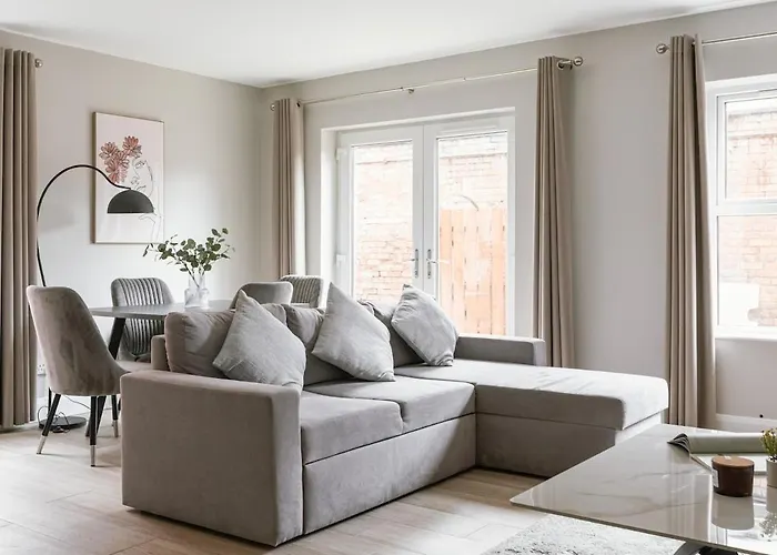 Luxurious 2 Bedroom City Centre Apartment Walking Distance To Everything Sleeps 6