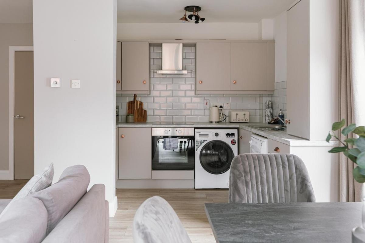 Luxurious 2 Bedroom Centre Walking Distance To Everything Sleeps 6 Belfast