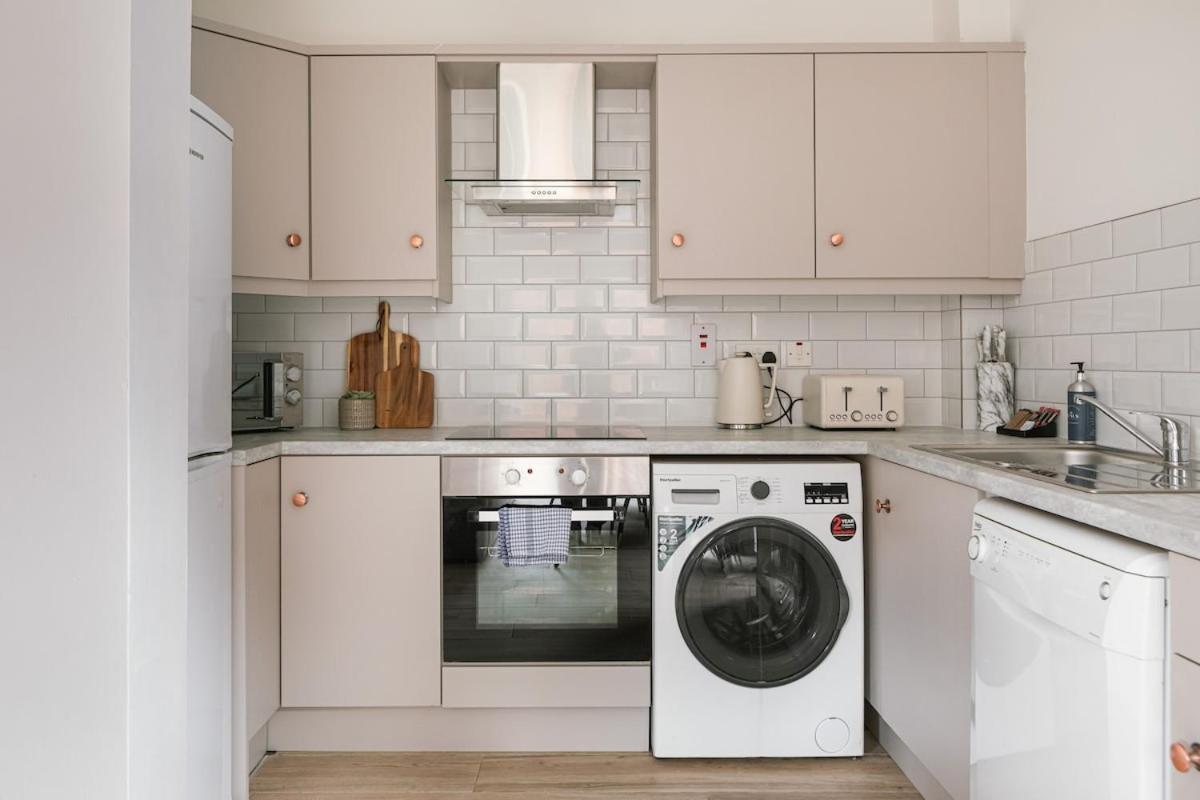 Luxurious 2 Bedroom Centre Walking Distance To Everything Sleeps 6 Apartamento