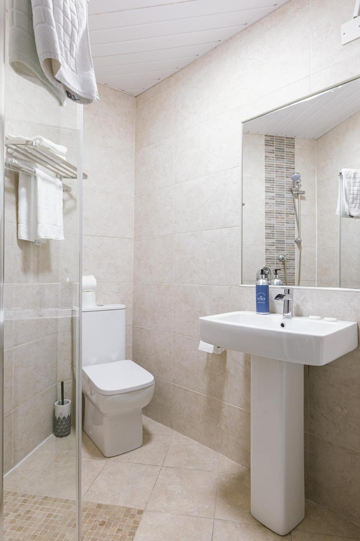 Luxurious 2 Bedroom Centre Walking Distance To Everything Sleeps 6